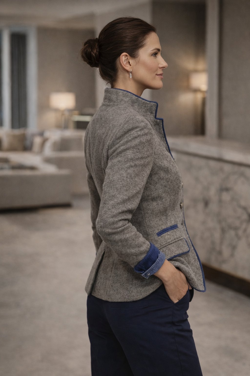 Janiece - Dames Blazer met Contrasterende Blauwe Bies en Opstaande Kraag