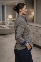 Janiece - Dames Blazer met Contrasterende Blauwe Bies en Opstaande Kraag