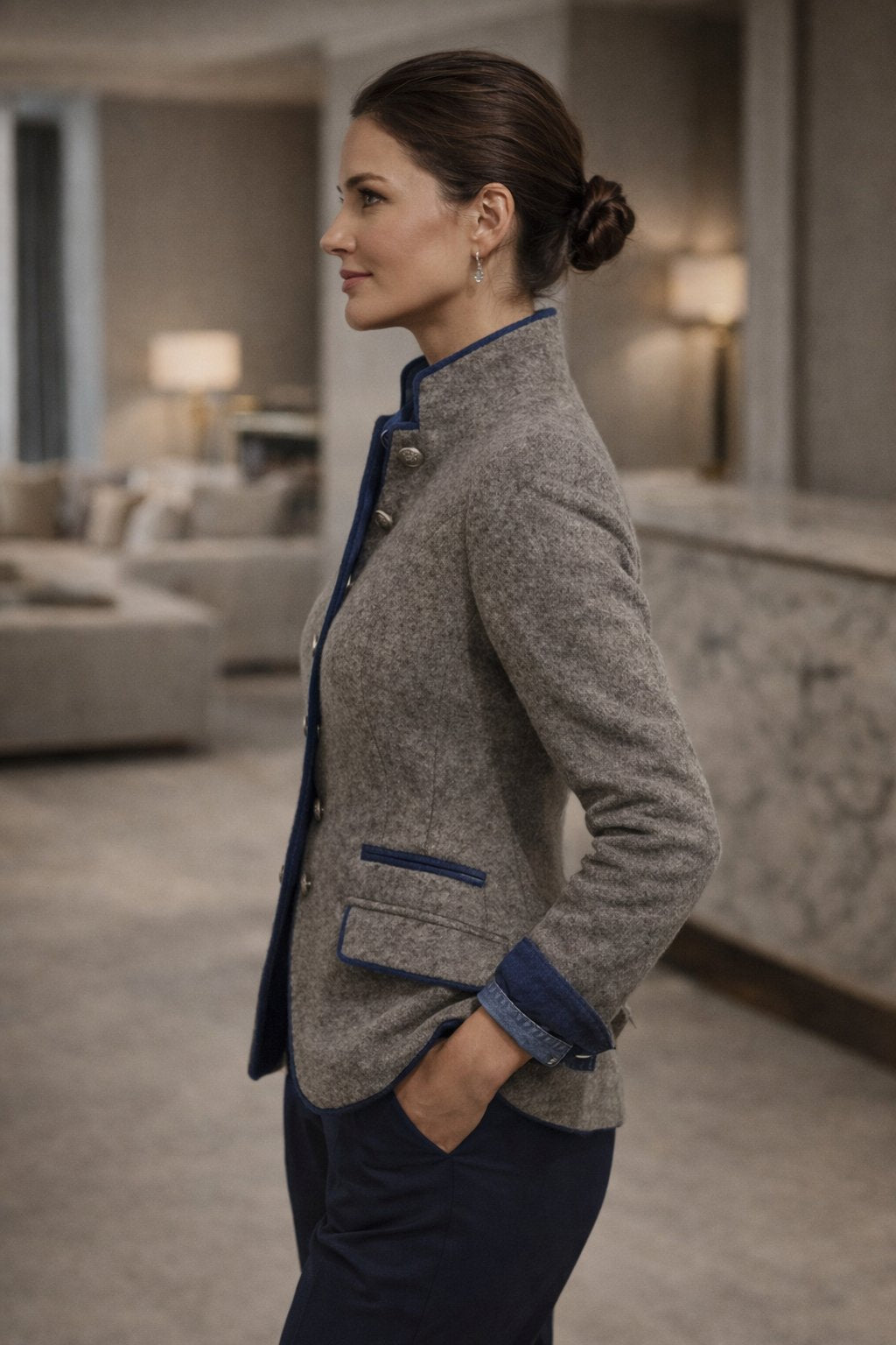 Janiece - Dames Blazer met Contrasterende Blauwe Bies en Opstaande Kraag