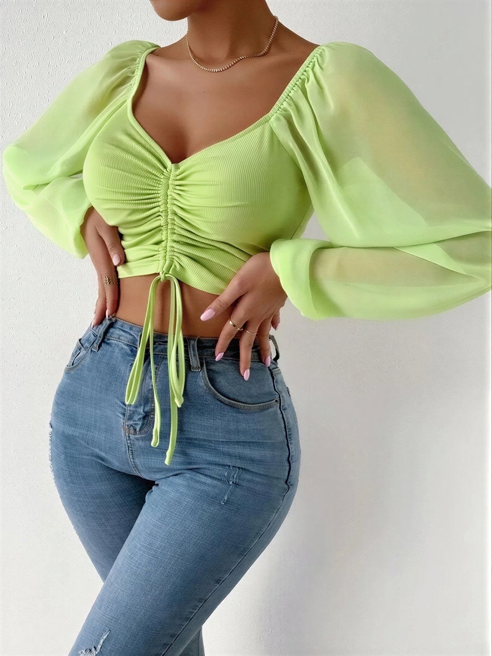 Lennon - Modieuze Dames Gecrunchte Voorkant & Transparante Mouwen Crop Top