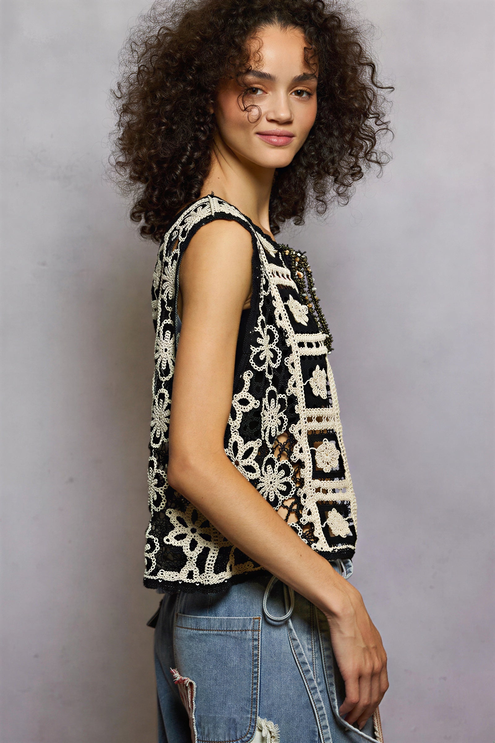 Jana - Jongvolwassenen & modebewuste Crochet breisel met kralennek Vest