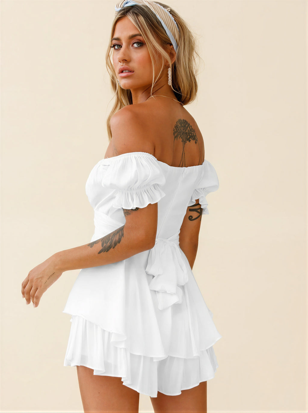 Phoebe - Vrouwen Off-the-shoulder halslijn met geripelmouwen en gelaagde rok jurk