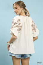 Joanne - Vrouwen geborduurde V-hals en mouwen Blouse