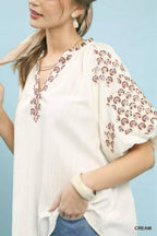 Joanne - Vrouwen geborduurde V-hals en mouwen Blouse