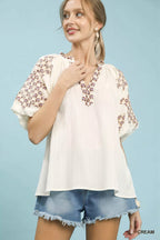 Joanne - Vrouwen geborduurde V-hals en mouwen Blouse
