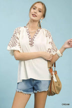 Joanne - Vrouwen geborduurde V-hals en mouwen Blouse