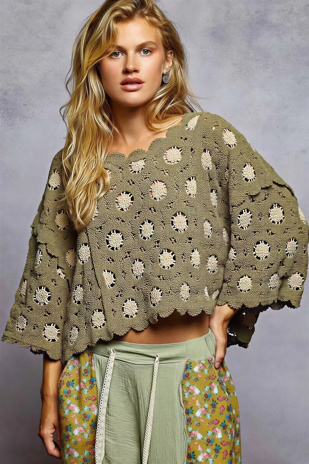Madonna - Jonge vrouwen Crochet bloemenpatroon met gegolfde zoom Cropped Sweater