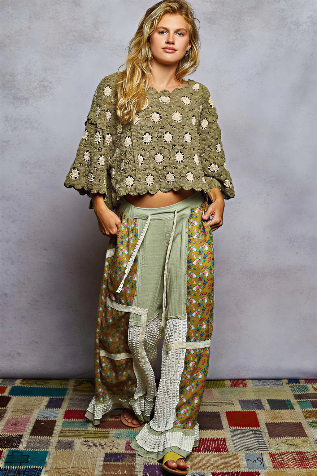 Madonna - Jonge vrouwen Crochet bloemenpatroon met gegolfde zoom Cropped Sweater