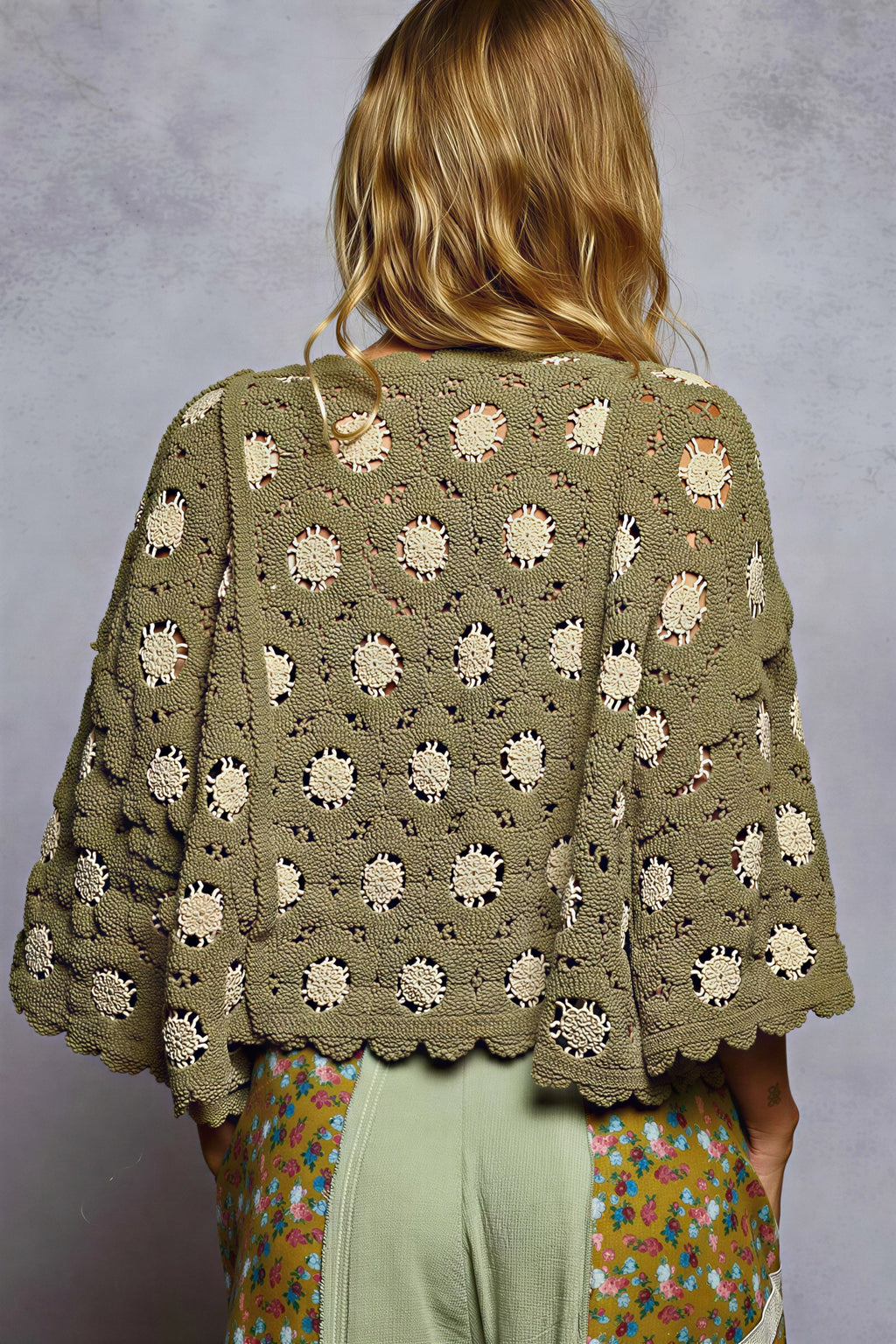 Madonna - Jonge vrouwen Crochet bloemenpatroon met gegolfde zoom Cropped Sweater