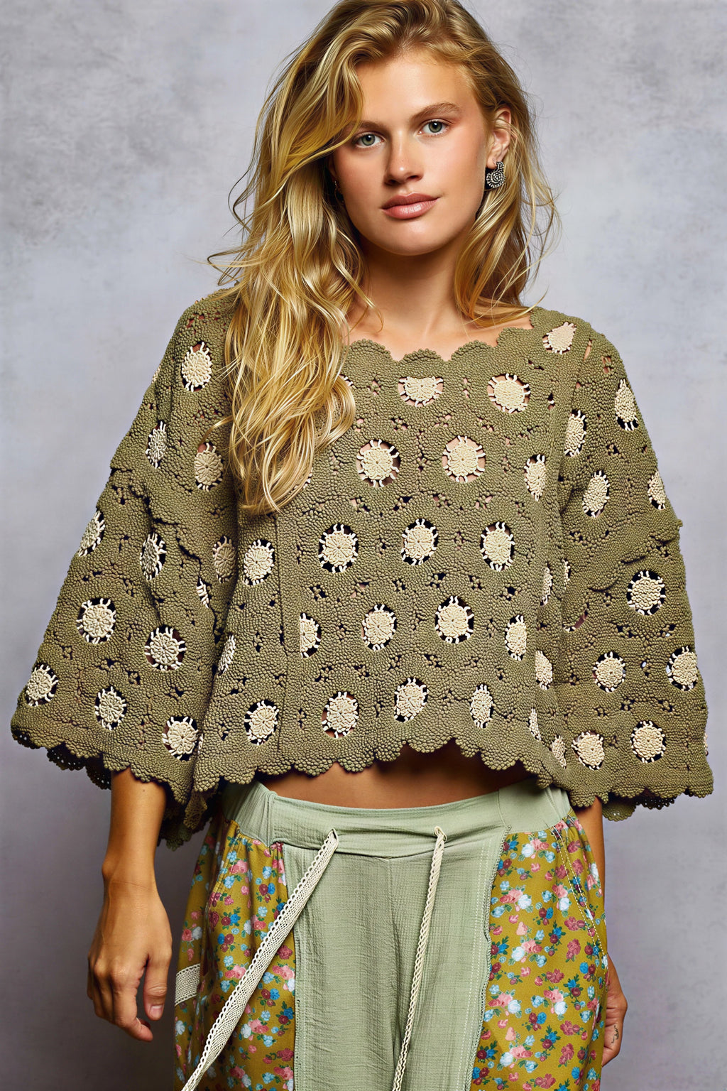 Madonna - Jonge vrouwen Crochet bloemenpatroon met gegolfde zoom Cropped Sweater