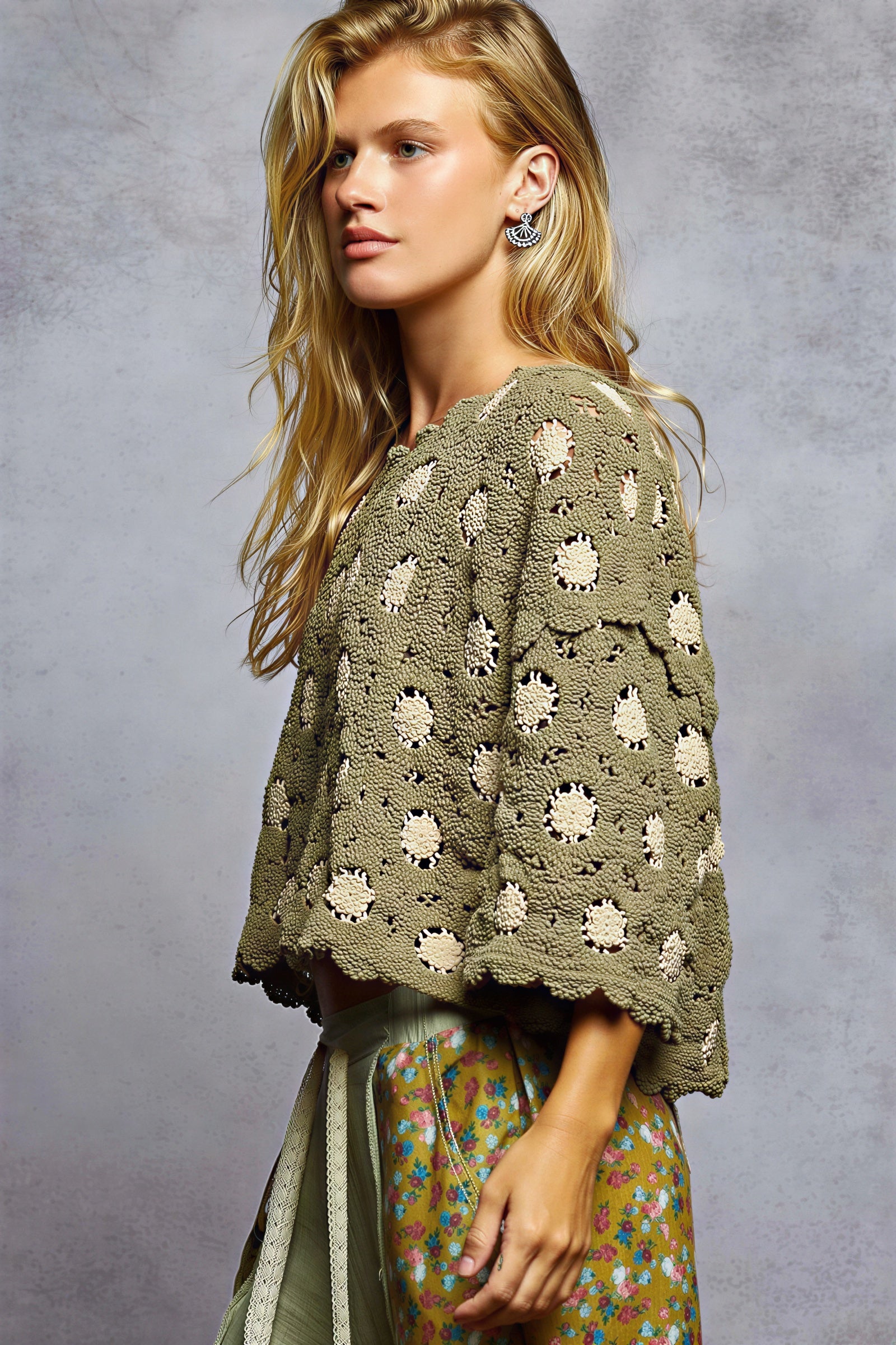 Madonna - Jonge vrouwen Crochet bloemenpatroon met gegolfde zoom Cropped Sweater